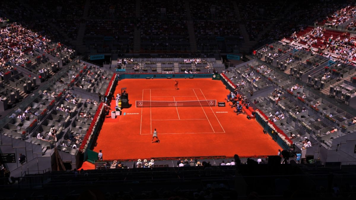 Tennis: WTA-Tour, Madrid Open, Einzel, Frauen, Achtelfinale, Sabalenka (Wei&szlig;russland) - Osaka (Japan). Naomi Osaka spielt den Ball an Aryna Sabalenka (vorne) zur&uuml;ck, vom 27.04.2026. (Symbolbild) (Foto)