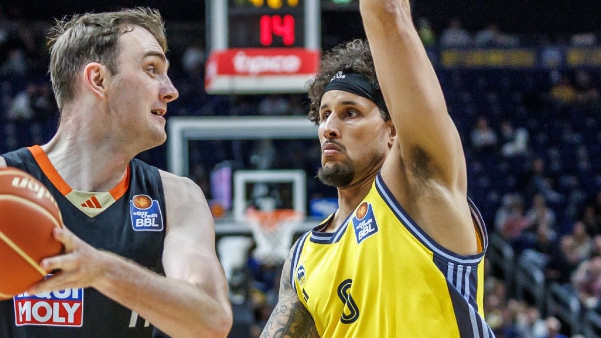 Michael Kessens (r.) im Trikot von ALBA Berlin (Archivbild, 2025). (Foto)