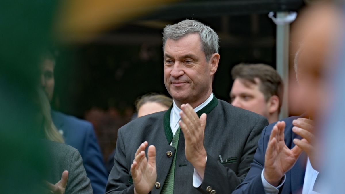 Markus S&ouml;der (CSU), Ministerpr&auml;sident von Bayern, klatscht w&auml;hrend des traditionellen Maibaum-Aufstellens im Innenhof der Bayerischen Vertretung in Br&uuml;ssel. (Foto)