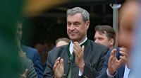 Markus Söder (CSU), Ministerpräsident von Bayern, klatscht während des traditionellen Maibaum-Aufstellens im Innenhof der Bayerischen Vertretung in Brüssel.