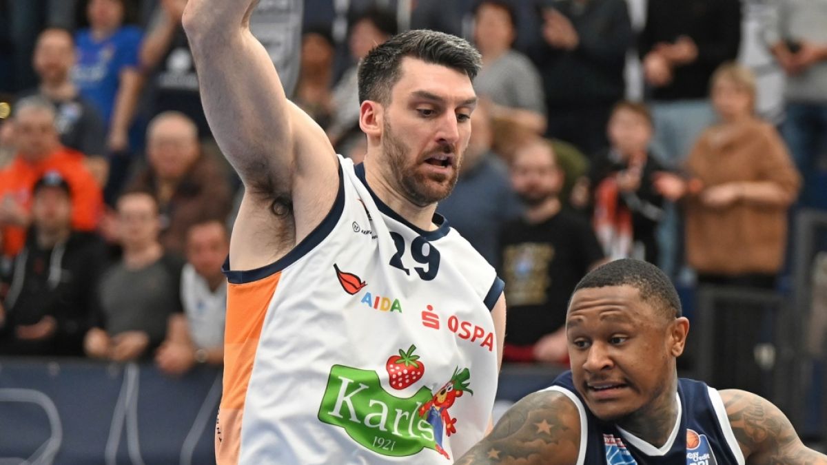 Owen Klassen (l.) im Trikot der Rostock Seawolves (Archivbild, 2026). (Foto)
