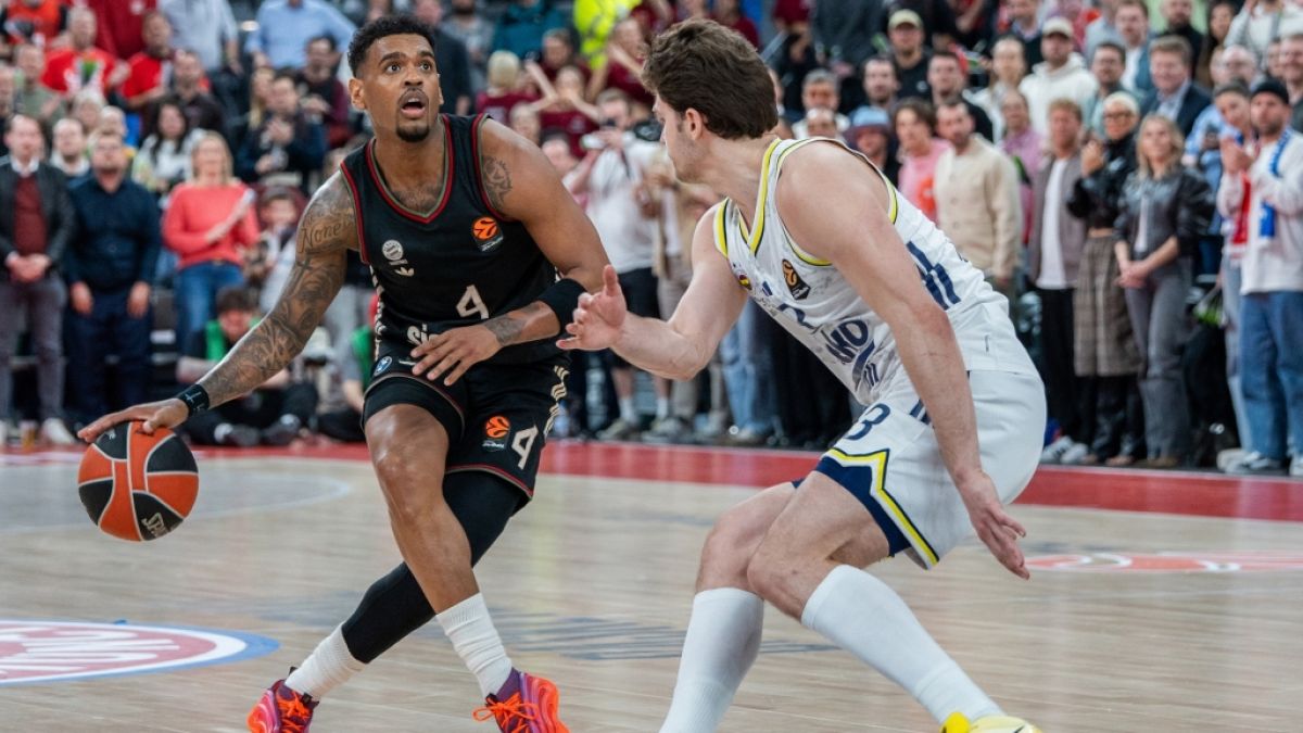 Xavier Rathan-Mayes (l.) im Trikot von FC Bayern M&uuml;nchen Basketball (Archivbild, 2026). (Foto)