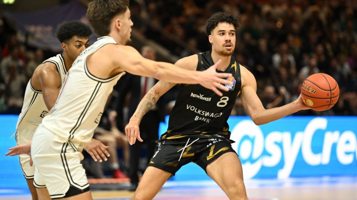Joshua Obiesie (r.) im Trikot der Basketball L&ouml;wen Braunschweig (Archivbild, 2025). (Foto)