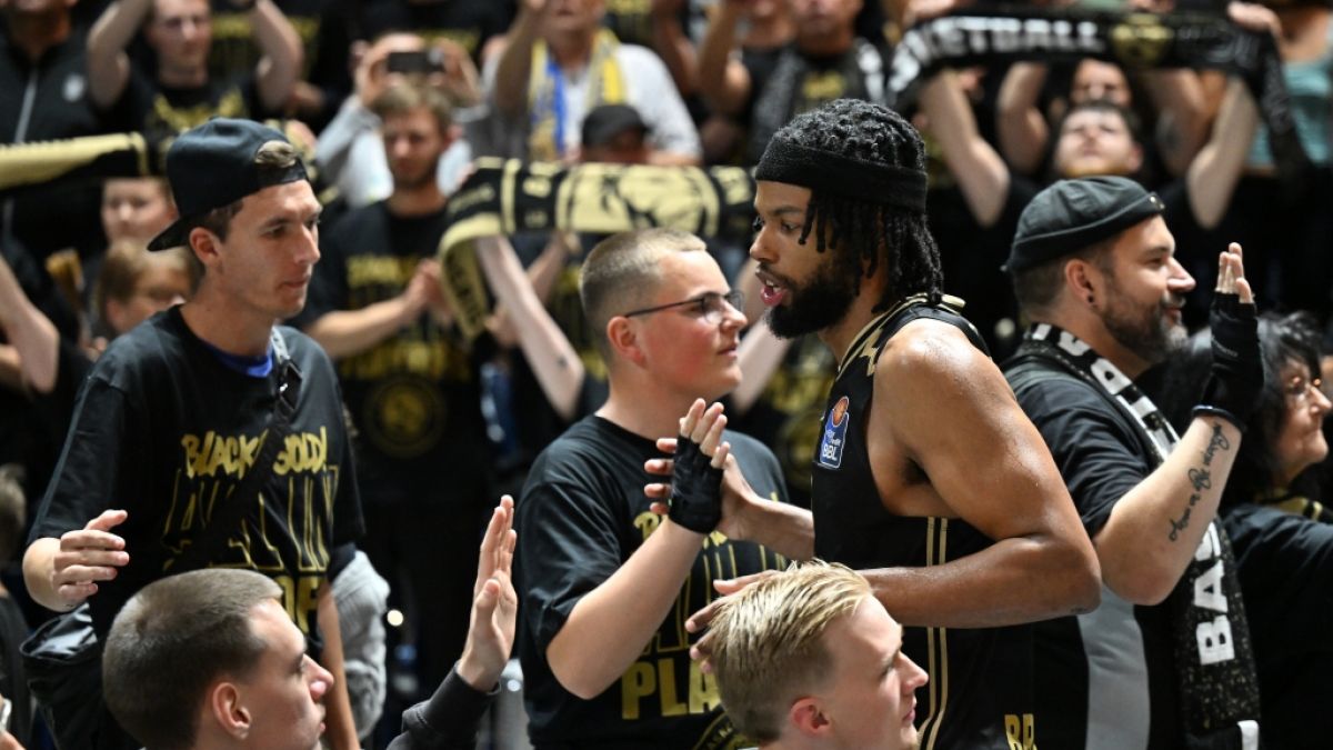 Chip Flanigan klatscht mit Fans ab (Archivbild, 2025). (Foto)