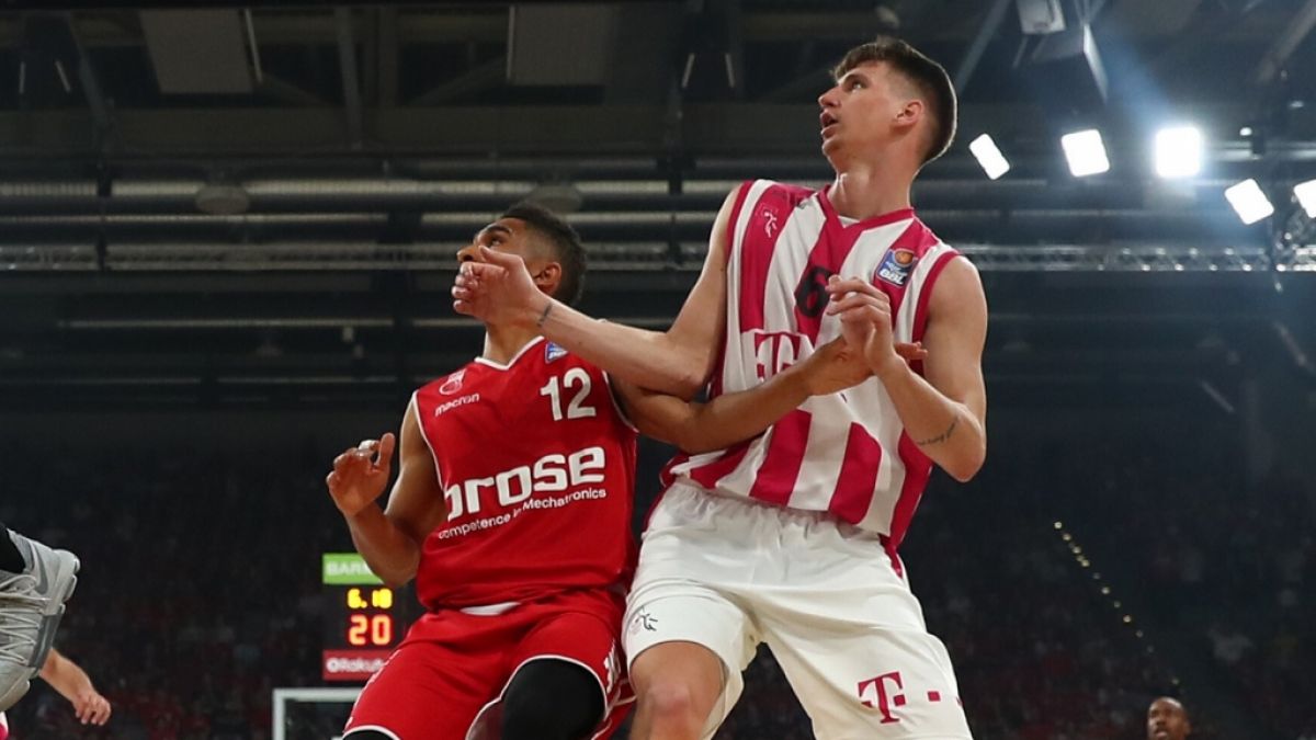 Tomislav Zubcic (r.) im Trikot der Telekom Baskets Bonn (Archivbild, 2018). (Foto)