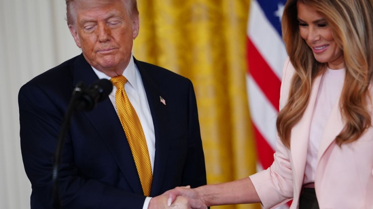 Donald und Melania Trump sch&uuml;tteln sich die H&auml;nde. (Foto)