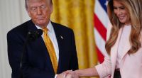 Donald und Melania Trump schütteln sich die Hände.