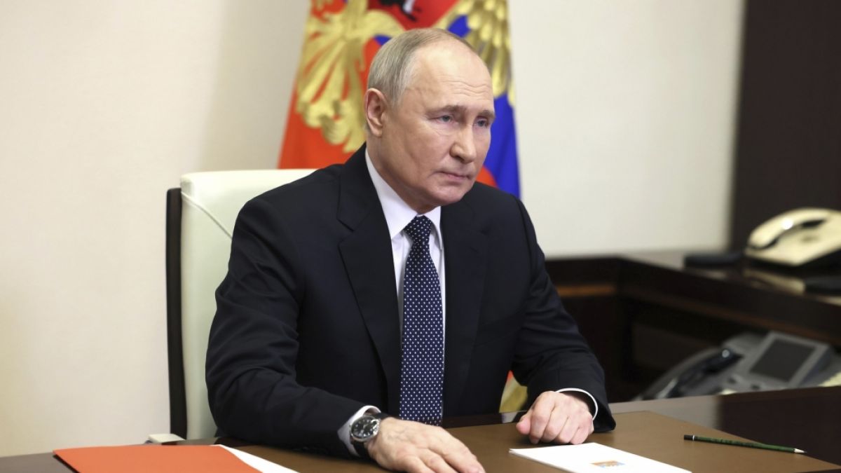 Angst vor Angriffen? Wladimir Putin kappt das Internet und sagt massenhaft Paraden ab. (Foto)