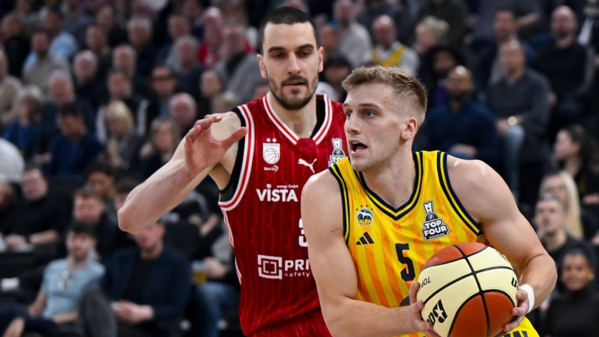 Sam Griesel (r.) im Trikot von ALBA Berlin (Archivbild, 2026). (Foto)
