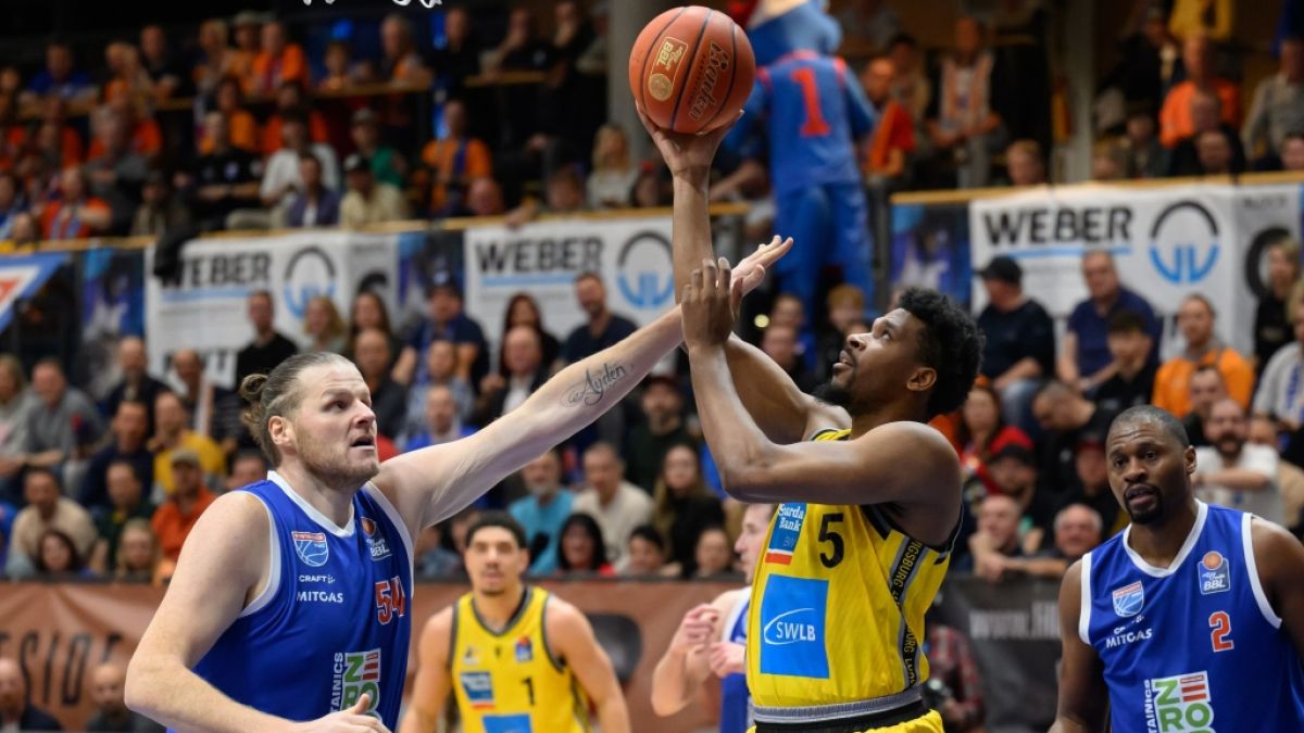 Justin Simon (M.) im Trikot der Riesen Ludwigsburg (Archivbild, 2024). (Foto)