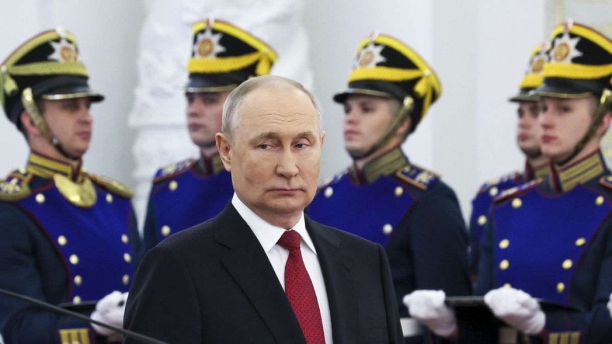 Wladimir Putin l&auml;sst Kinder bei der Siegesparade aufmarschieren. (Foto)