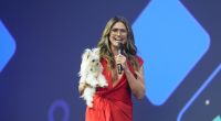 Heidi Klum zusammen mit ihrem Hund Fritz bei der OMR-Messe in Hamburg.