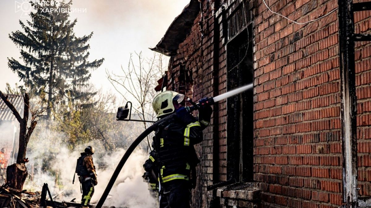 Auf diesem vom ukrainischen Rettungsdienst via AP zur Verf&uuml;gung gestellten Foto arbeiten Rettungskr&auml;fte daran, ein Feuer nach einem russischen Drohnenangriff zu l&ouml;schen, vom 06.05.2026. (Symbolbild) (Foto)
