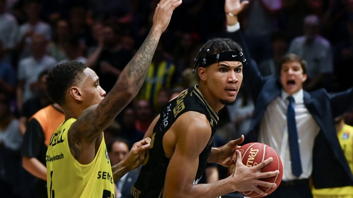 Brandon Tischler (r.) im Trikot der Basketball L&ouml;wen Braunschweig (Archivbild, 2023). (Foto)