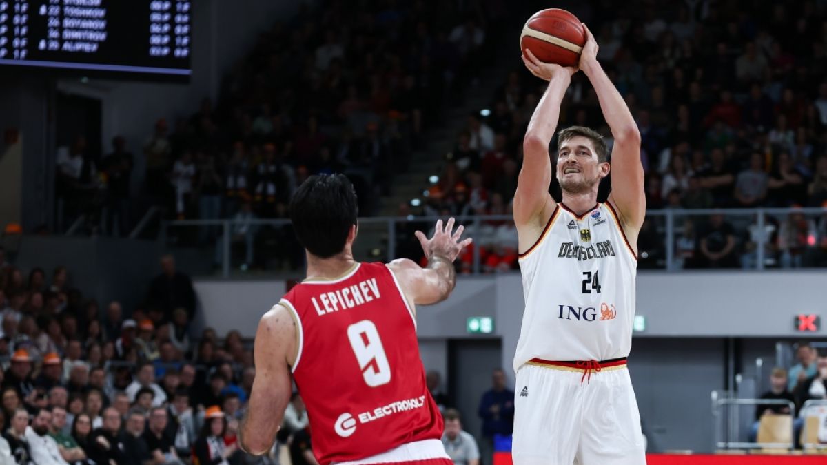 Tibor Plei&szlig; (r.) im Trikot der Deutschen Nationalmannschaft (Archivbild, 2025). (Foto)