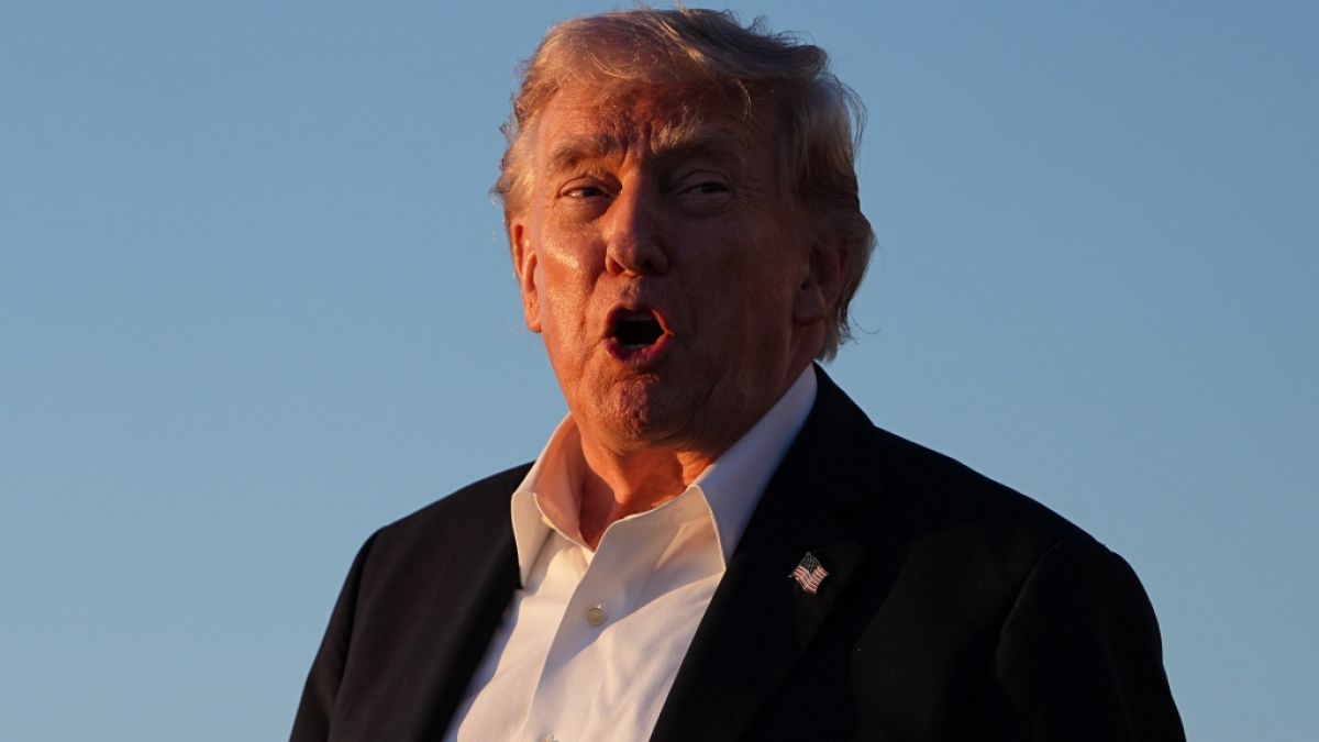 Donald Trump kann sich plumpe Flirts einfach nicht verkneifen - selbst dann nicht, wenn Kameras auf ihn gerichtet sind und seine Ehefrau Melania Trump genau vor seiner Nase sitzt. (Foto)