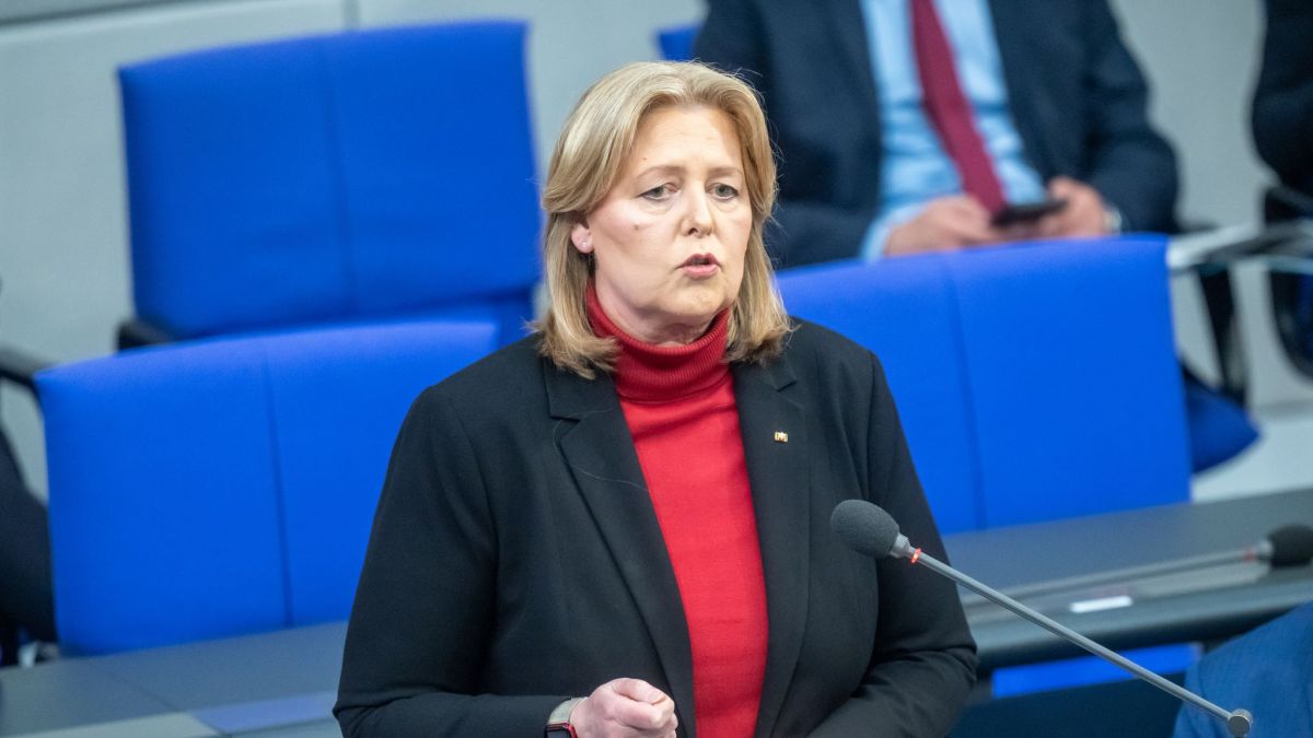 B&auml;rbel Bas (SPD), Bundesministerin f&uuml;r Arbeit und Soziales, spricht in der Regierungsbefragung im Plenum im Bundestag. (Foto)