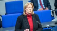 Bärbel Bas (SPD), Bundesministerin für Arbeit und Soziales, spricht in der Regierungsbefragung im Plenum im Bundestag.