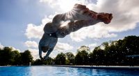 Um das Badevergnügen im Sommer ranken sich zahlreiche Mythen - doch welche stimmen und welche sind Unfug?