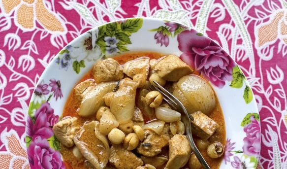 Massaman-Curry mit Lotossamen und Rindfleisch