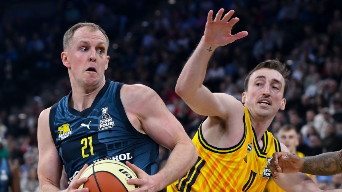 Seth Hinrichs (l.) im Trikot der EWE Baskets Oldenburg (Archivbild, 2026). (Foto)