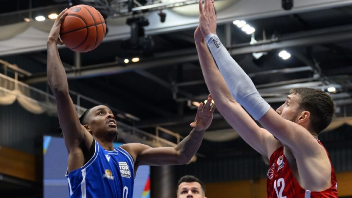 Malik Parsons (l.) im Trikot der SKYLINERS Frankfurt (Archivbild, 2025). (Foto)