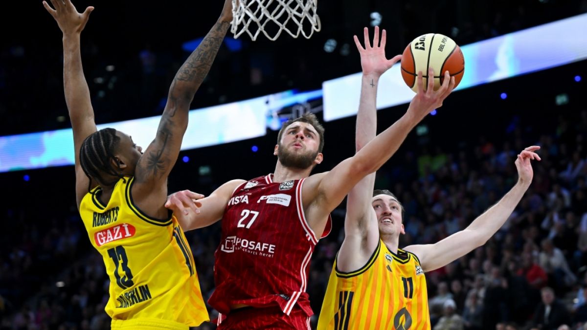 Moritz Krimmer (M.) im Trikot der Bamberg Baskets (Archivbild, 2026). (Foto)
