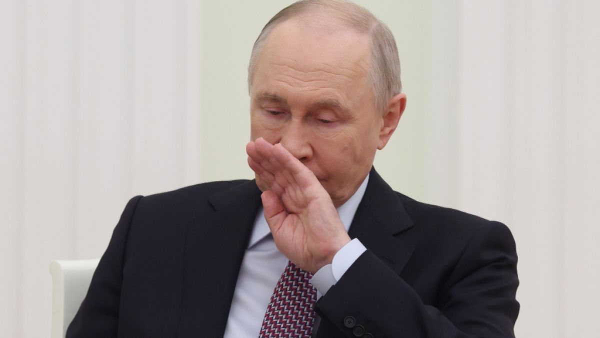 Wladimir Putin sieht sich ausgerechnet an seinem "Tag des Sieges" mit drei gewaltigen Problemen konfrontiert, die den Kreml-Chef zwingen, seine Protz-Parade klein zu halten. (Foto)