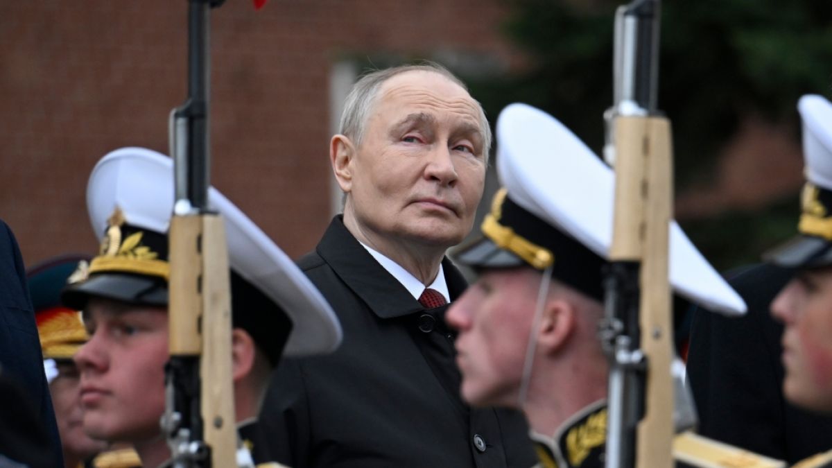 Wie gro&szlig; ist Wladimir Putins Angst vor einem Umsturz aus seinem innersten Kreis? Westliche Geheimdienst-Berichte lassen die Ger&uuml;chte um den Kreml-Chef &uuml;berkochen. (Foto)