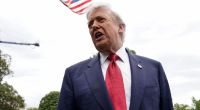 Donald Trump zerrt den ehemaligen Direktor des FBI, James Comey, vor Gericht. Ein Foto mit Muscheln war der Auslöser. Der Vorwurf: eine geheime Morddrohung.
