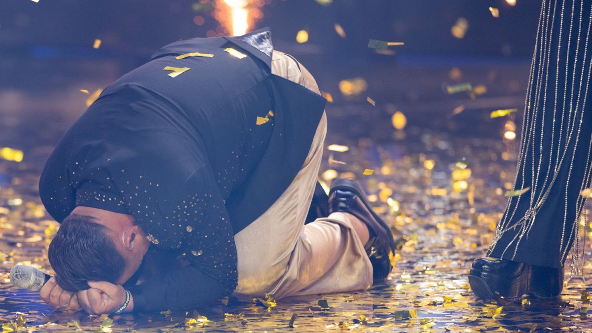 Menowin Fr&ouml;hlich jubelt im Finale der RTL-Casting-Show "Deutschland sucht den Superstar" auf der B&uuml;hne im Coloneum. Er ist neuer Superstar. (Foto)