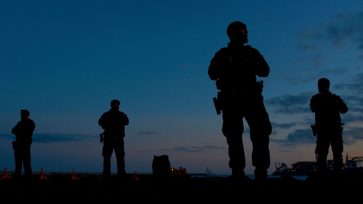 Beamte der spanischen Guardia Civil stehen Wache in dem Bereich, in dem die Passagiere des Kreuzfahrtschiffs MV Hondius im Hafen von Granadilla auf Teneriffa erwartet werden. (Foto)