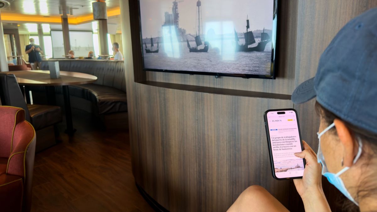 Eine Passagierin auf dem vom Hantavirus betroffenen Kreuzfahrtschiff MV Hondius liest am 6. Mai 2026 w&auml;hrend der Fahrt zum spanischen Hafen Teneriffa die Nachrichten auf ihrem Mobiltelefon. (Foto)