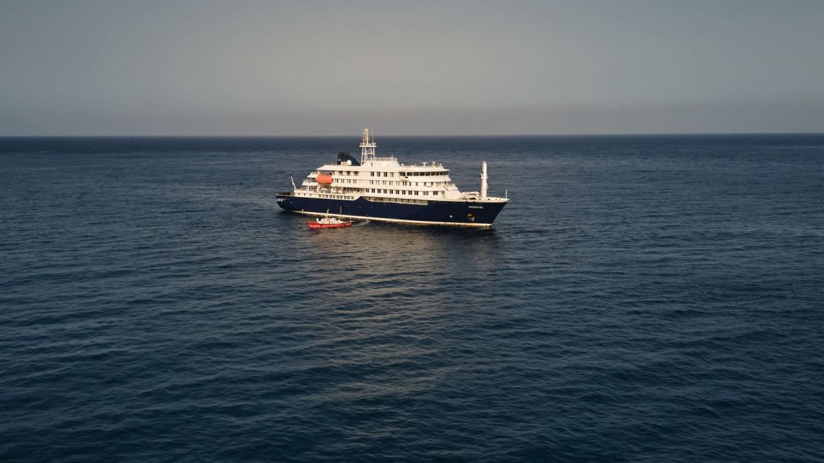 Luftaufnahme des niederl&auml;ndischen Kreuzfahrtschiffs MV Hondius, das im Atlantik vor den Kapverden vor Anker liegt. (Foto)