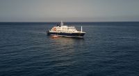 Luftaufnahme des niederländischen Kreuzfahrtschiffs MV Hondius, das im Atlantik vor den Kapverden vor Anker liegt.