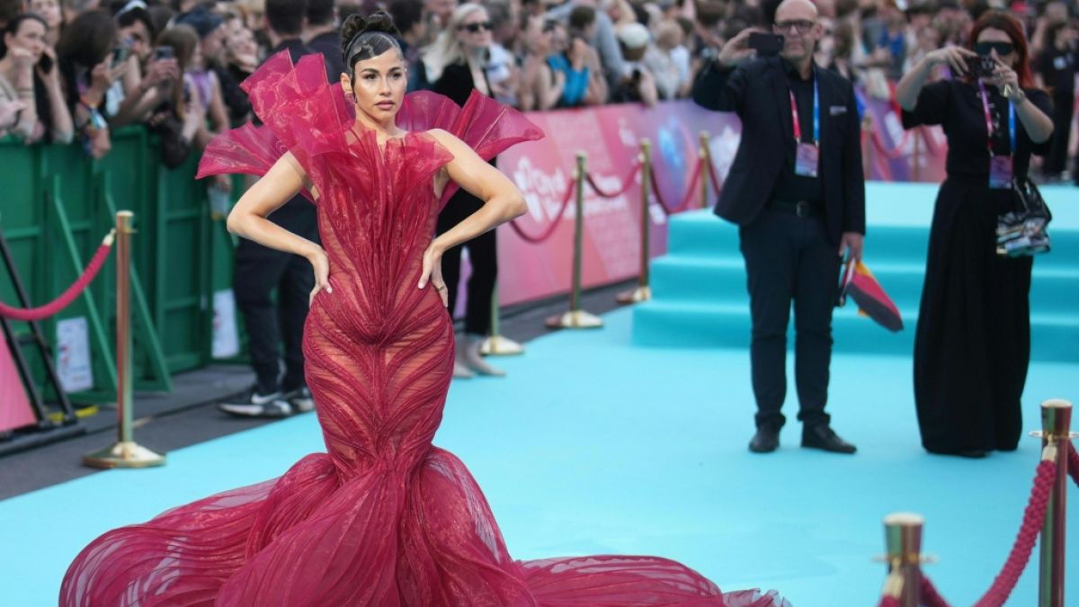 Bei diesem Anblick verschl&auml;gt es einem glatt die Sprache: Laut Aussage der S&auml;ngerin war das Kleid mit den roten Flammen angelehnt an die Filmfigur&nbsp;Katniss Everdeen aus "Die Tribute von Panem". (Foto)