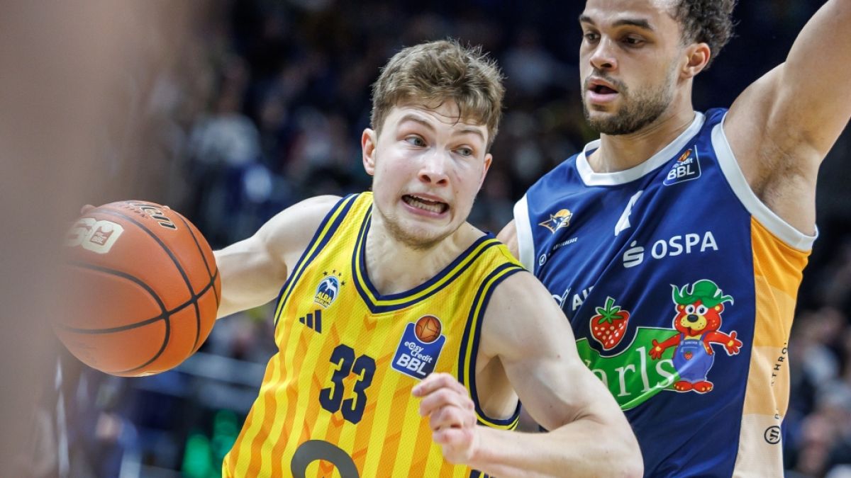 Bennet Hundt (l.) im Trikot von ALBA Berlin (Archivbild, 2026). (Foto)