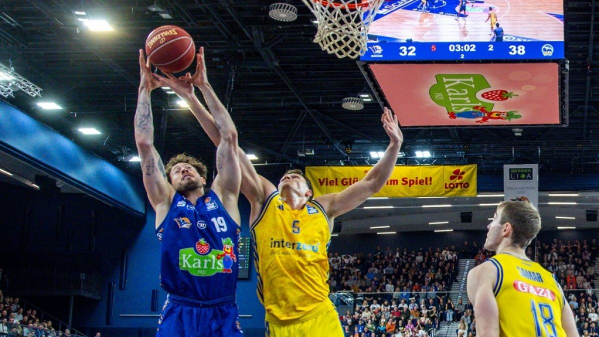 Sid-Marlon Theis (l.) im Trikot der Rostock Seawolves (Archivbild, 2024). (Foto)