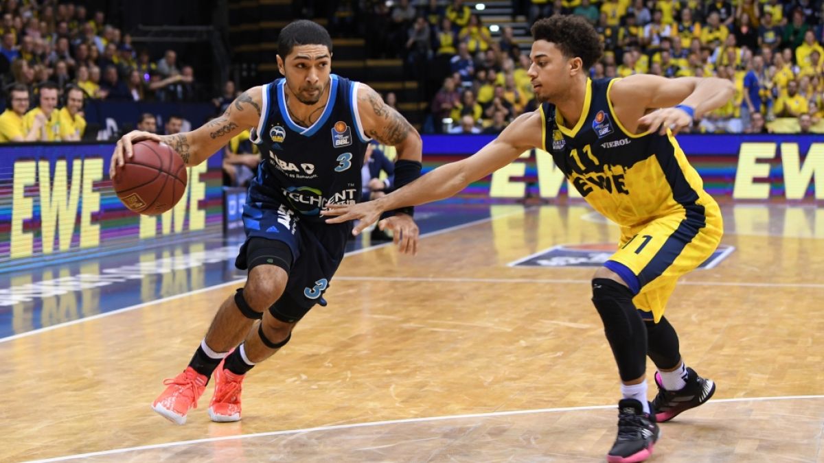 Kevin McClain (r.) im Trikot der Baskets Oldenburg (Archivbild, 2020). (Foto)