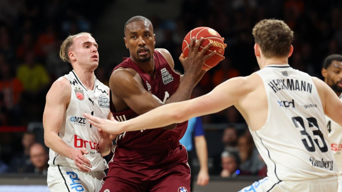 Lukas Herzog (l.) im Trikot der Bamberg Baskets (Archivbild, 2024). (Foto)