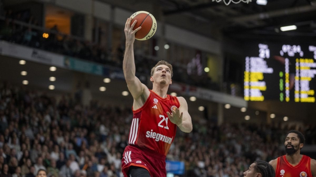 Justus Hollatz (FC Bayern M&uuml;nchen) springt zum Korb (Archivbild, 2025). (Foto)