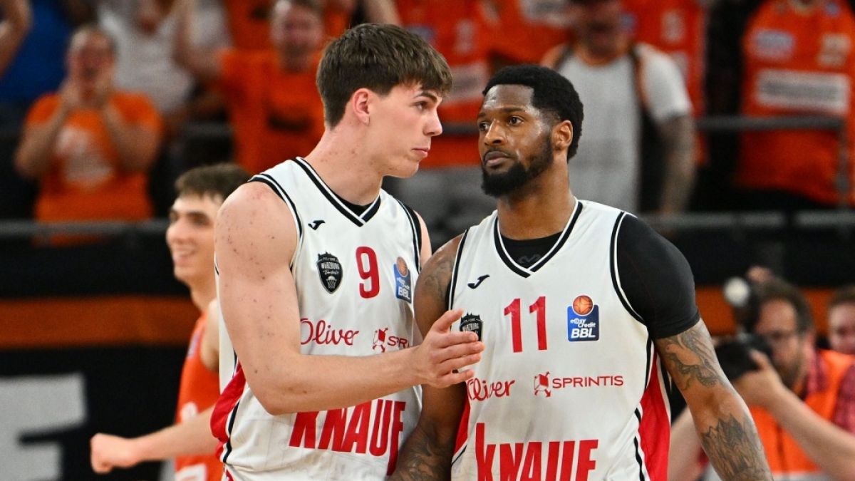 Christian Skladanowski (l.) im Trikot der W&uuml;rzburg Baskets (Archivbild, 2025). (Foto)