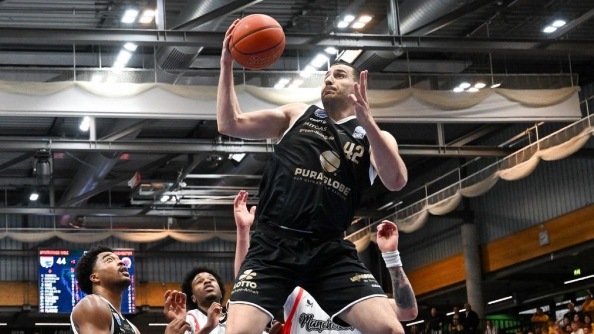 Nemanja Djurisic&nbsp;setzt sich hier unter dem Korb durch (Archivbild, 2026). (Foto)
