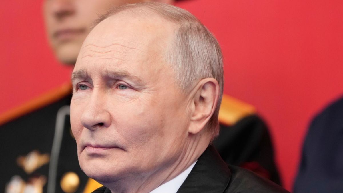 Wladimir Putin sorgt mit seinem Auftritt bei der Milit&auml;rparade in Moskau f&uuml;r neue Spekulationen um seine Gesundheit. (Foto)