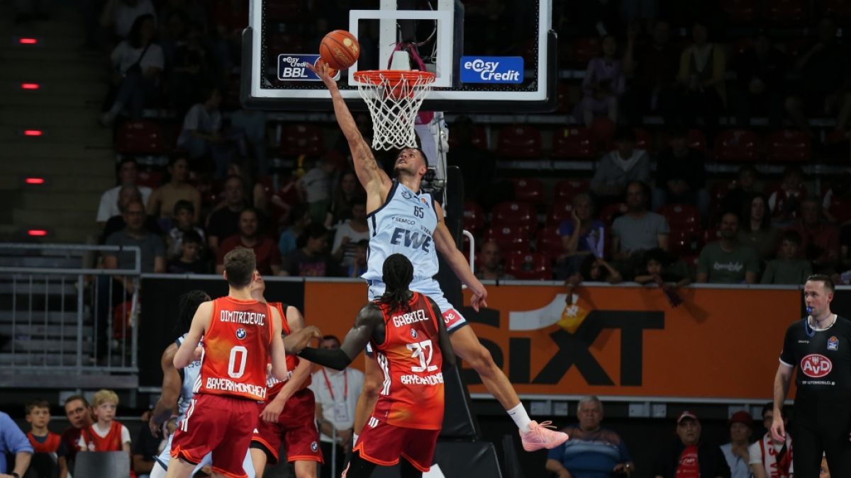 Filip Stanic (hinten, EWE Baskets Oldenburg) beim Korbleger (Archivbild, 2026). (Foto)