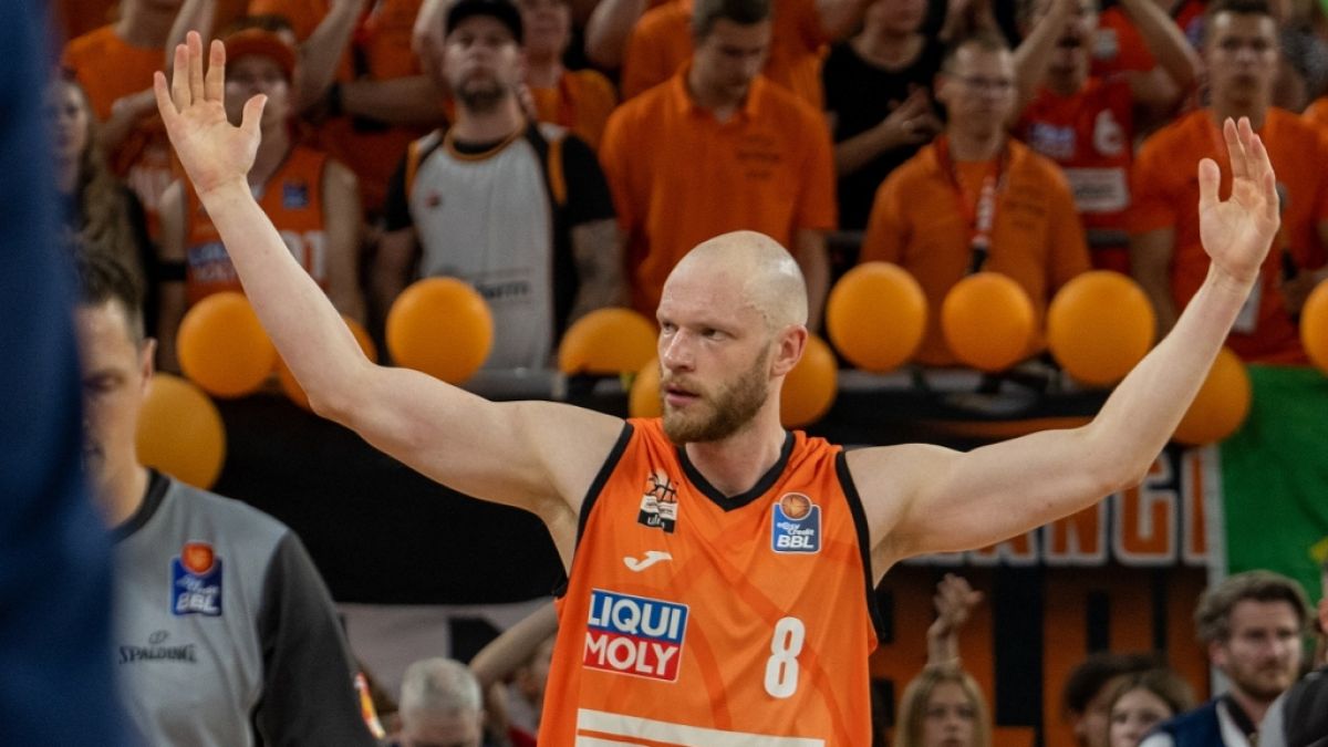 Robin Christen animiert das Publikum im Trikot von ratiopharm ulm (Archivbild, 2023). (Foto)
