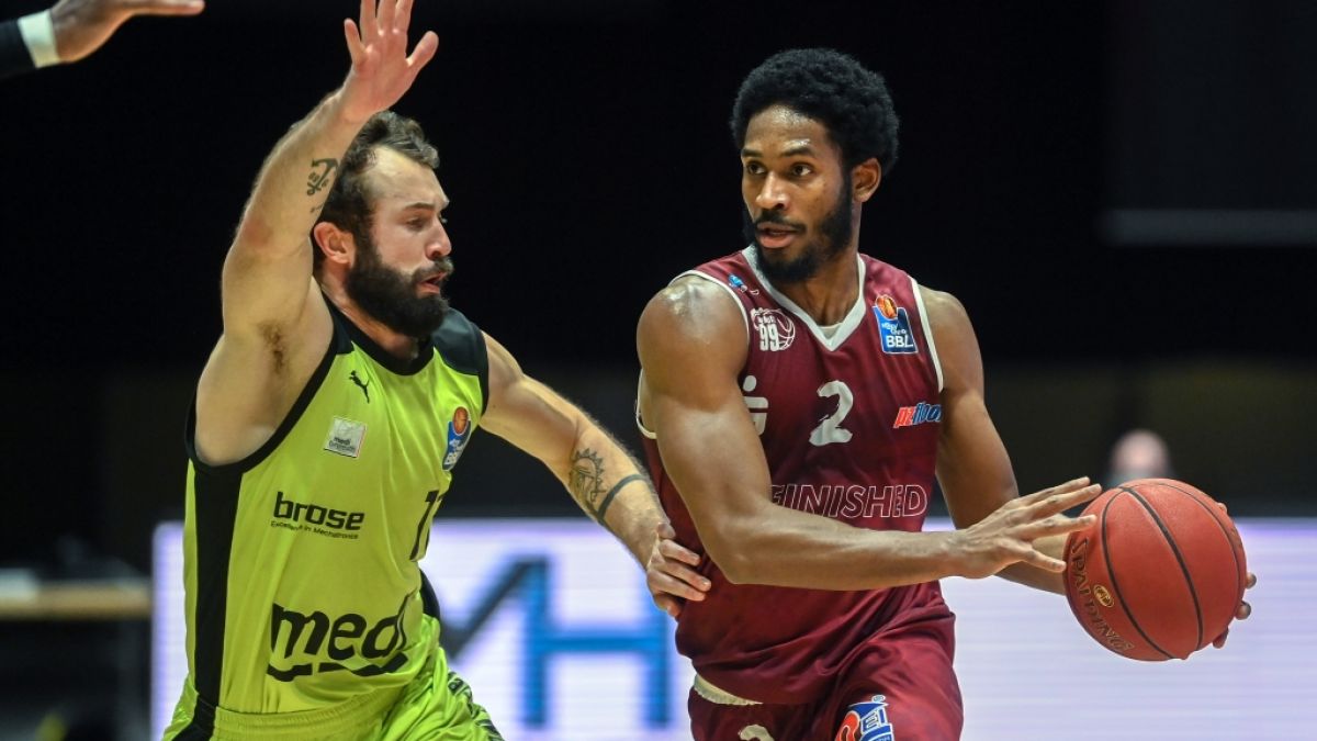 Terrell Harris (r.) im Trikot der NINERS Chemnitz (Archivbild, 2021). (Foto)