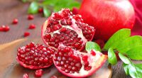 Granatäpfel stecken voller gesunder Inhaltsstoffe, die eine Fülle an gesundheitlichen Vorteilen bieten.