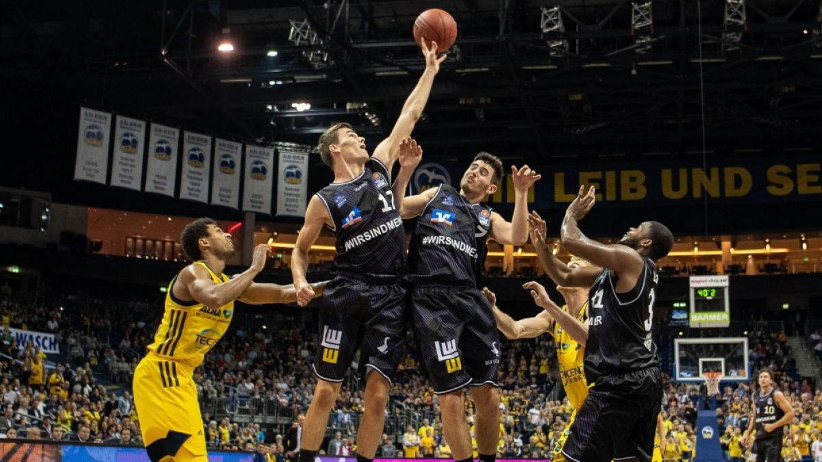 Joschka Ferner (2.v.l.) im Trikot der Hakro Merlins Crailsheim (Archivbild, 2018). (Foto)