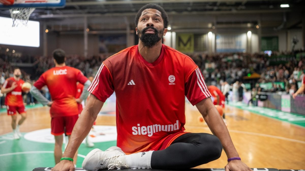 Spencer Dinwiddie (FC Bayern M&uuml;nchen) w&auml;rmt sich vor dem Spiel auf (Archivbild, 2025). (Foto)